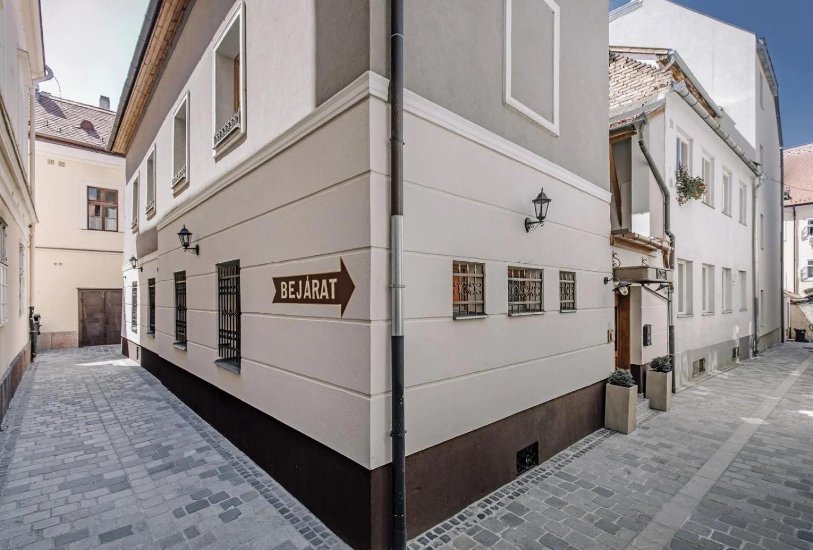 Apartmanhaz Soho 杰尔 外观 照片